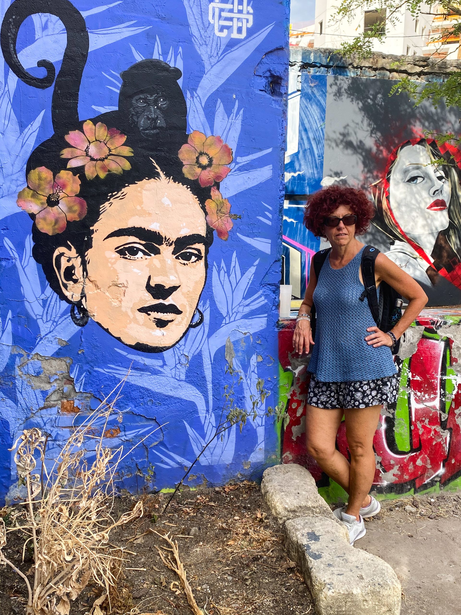 Turista vicino a un murale colorato su un muro urbano a Bordeaux, Francia